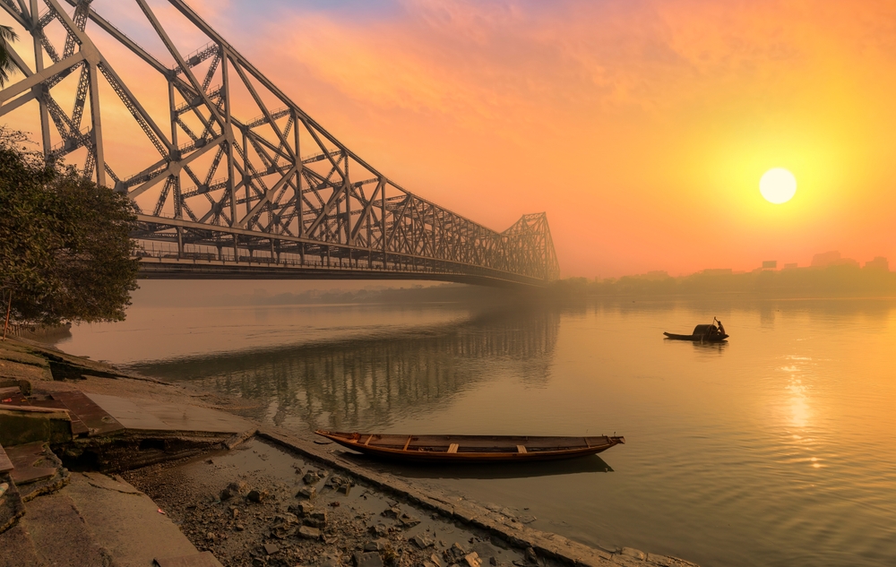 Howrah,Bridge,With,Wooden,Boats,On,The,Ganges,River,At